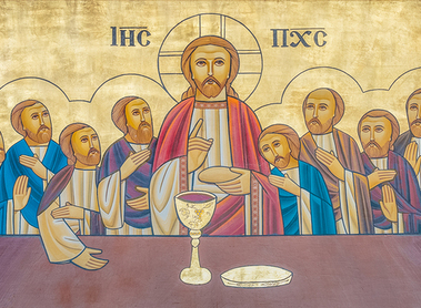 Christus hält vor seinem Leiden und Sterben ein letztes Mahl mit seinen Aposteln. Er teilt mit ihnen Brot und Wein und schenkt darin sich selbst den Aposteln und auch uns. Es ist der Abend der Einsetzung der Eucharistie und des Priesteramtes. Das bei